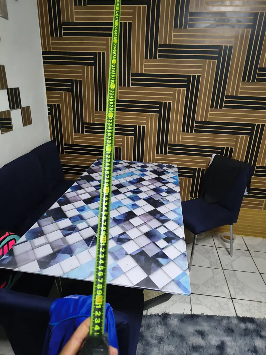 Cliente medindo com a Trena Carbono presa pelo gancho metálico