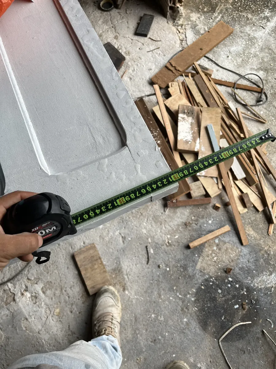 Cliente recolhendo a fita da Trena Carbono