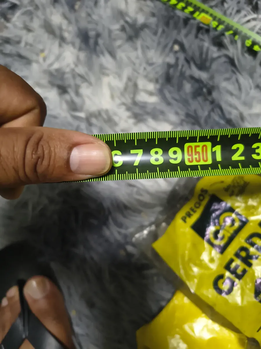 Cliente segurando a Trena Carbono com a fita estendida