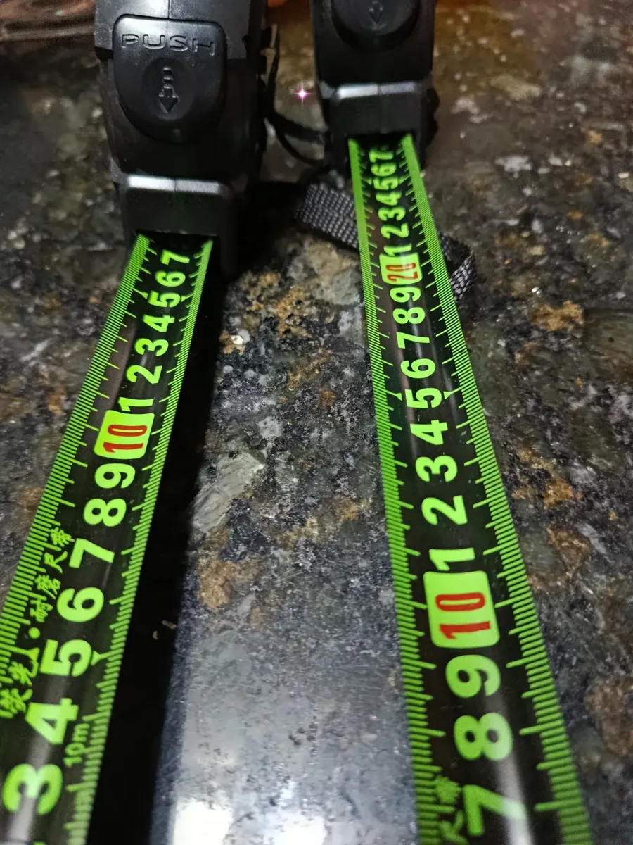 Detalhe do gancho metálico com três rebites